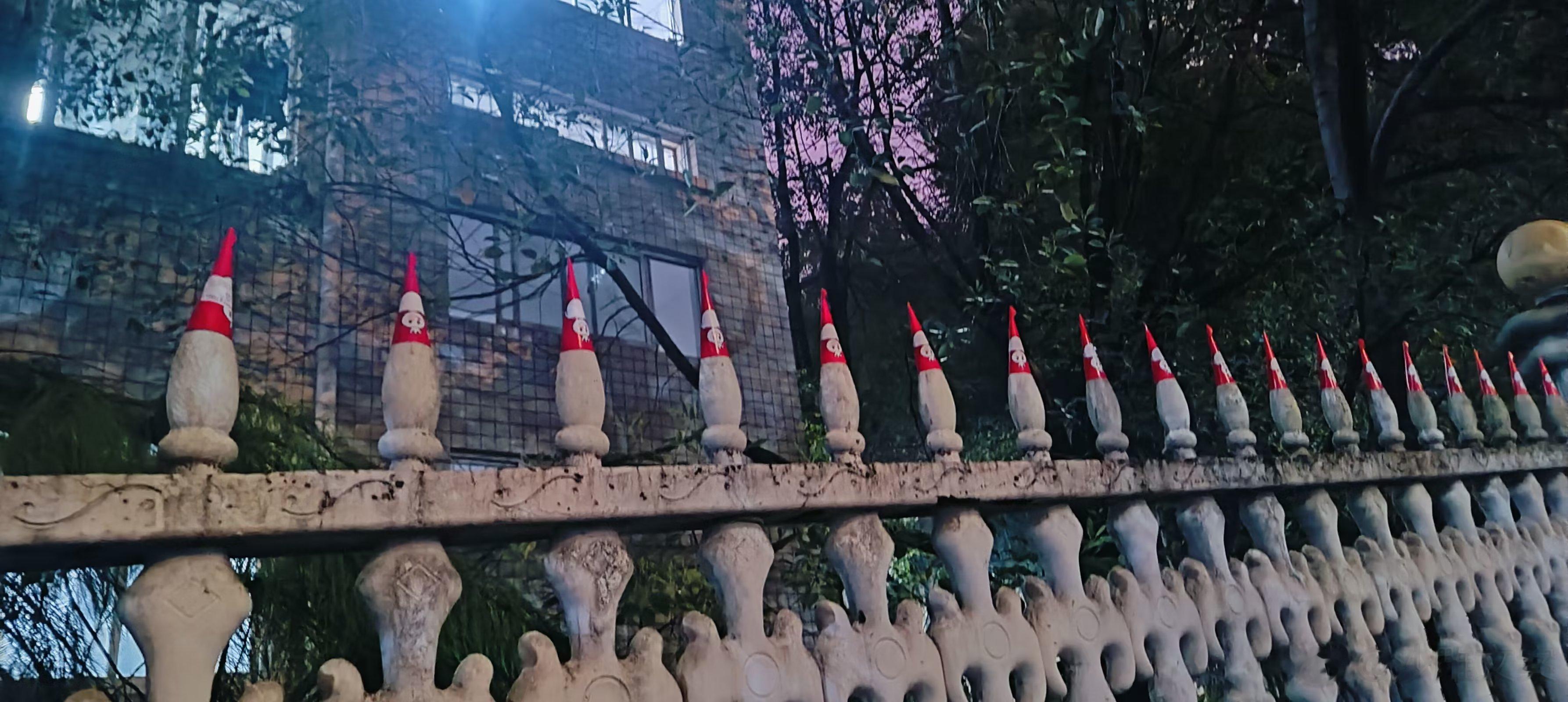 是谁把栅栏全都套了蜜雪冰城的甜筒皮 ​​​