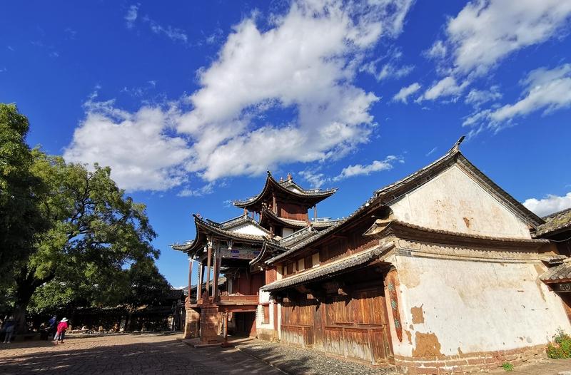 湖北蕲春是本草养生胜地，在赤龙湖畔练八段锦，体验古法艾灸祛湿，再吃上艾草青团和药