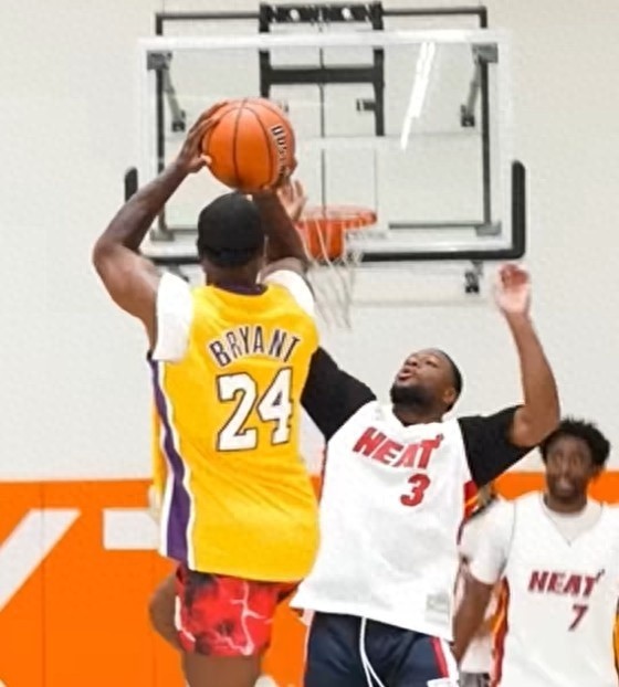 【篮球传奇🏀时光倒流，经典重现！韦德致敬科比，再现打板三分绝杀🔥】近日，NB