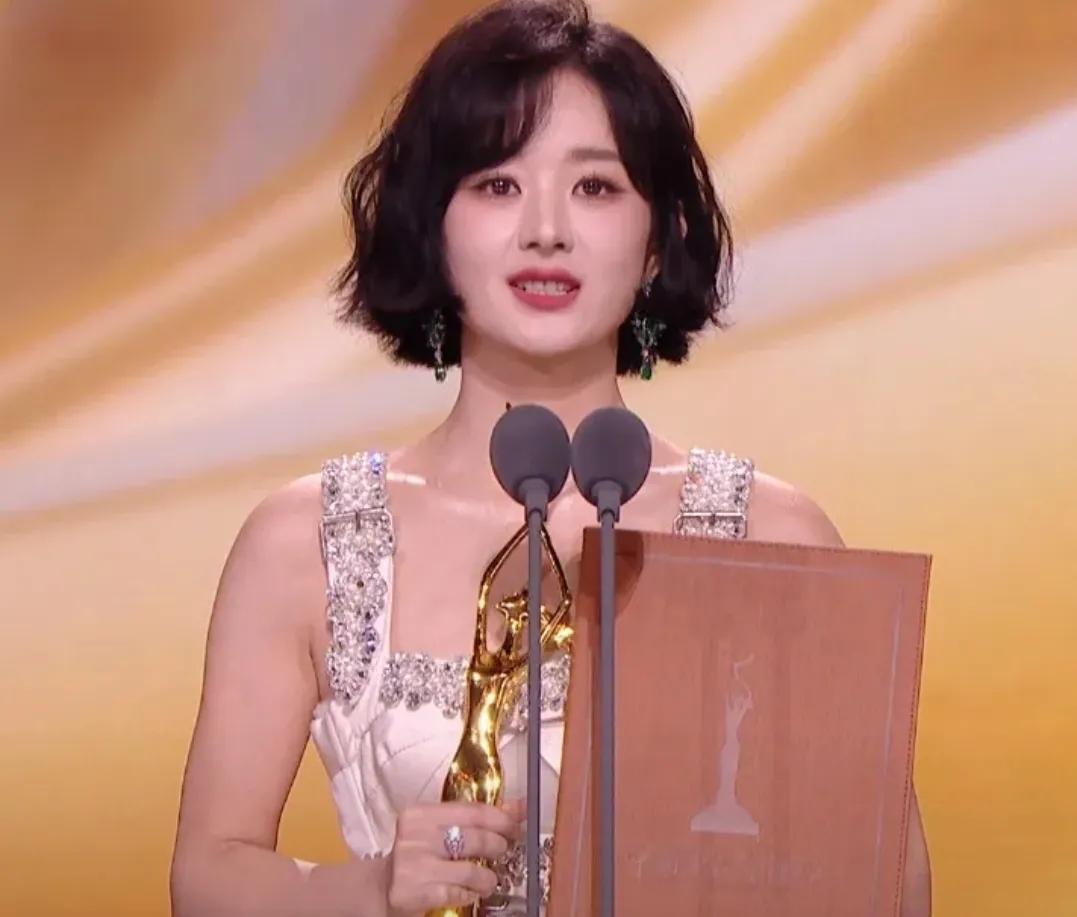 #赵丽颖范伟分获金鹰奖视后视帝#
恭喜恭喜！恭喜赵丽颖。正所谓：
喜获飞天再金鹰