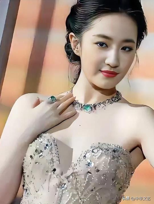 刘亦菲“一只眼睛大，一只眼睛小”！