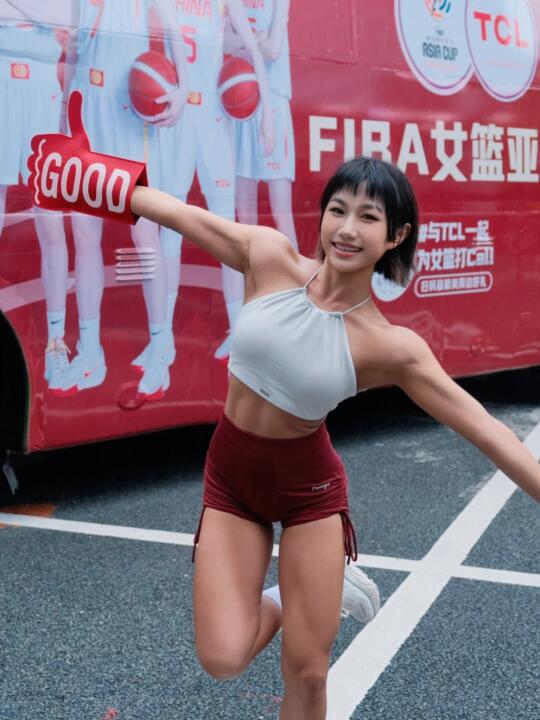 街头偶遇中国女篮！！本肌肉女疯狂打call🏀
