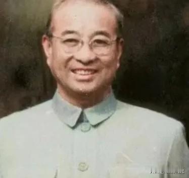 1955年9月27日的授衔仪式上，毛主席走到陈赓面前，双手握住他的手，语气带着打