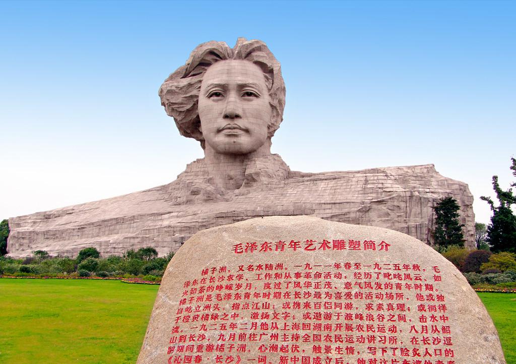 今天是毛主席的“132岁”生日，让我们一起重温那些蕴藏伟大力量毛主席诗词吧！
 