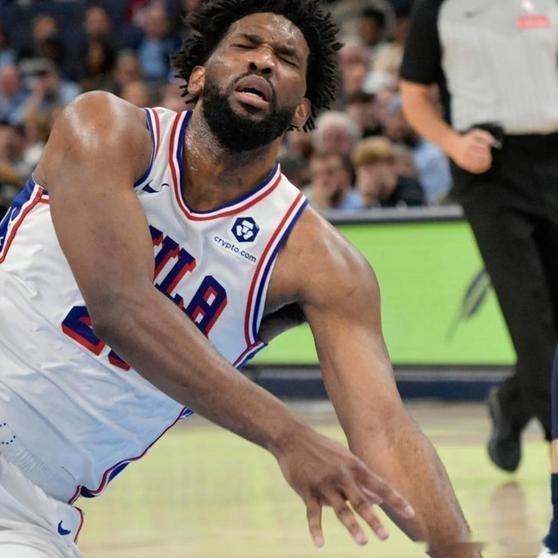 《4600万年薪养伤莫布里又倒下，左小腿第二次受伤不能打，2000万队友阿伦场均