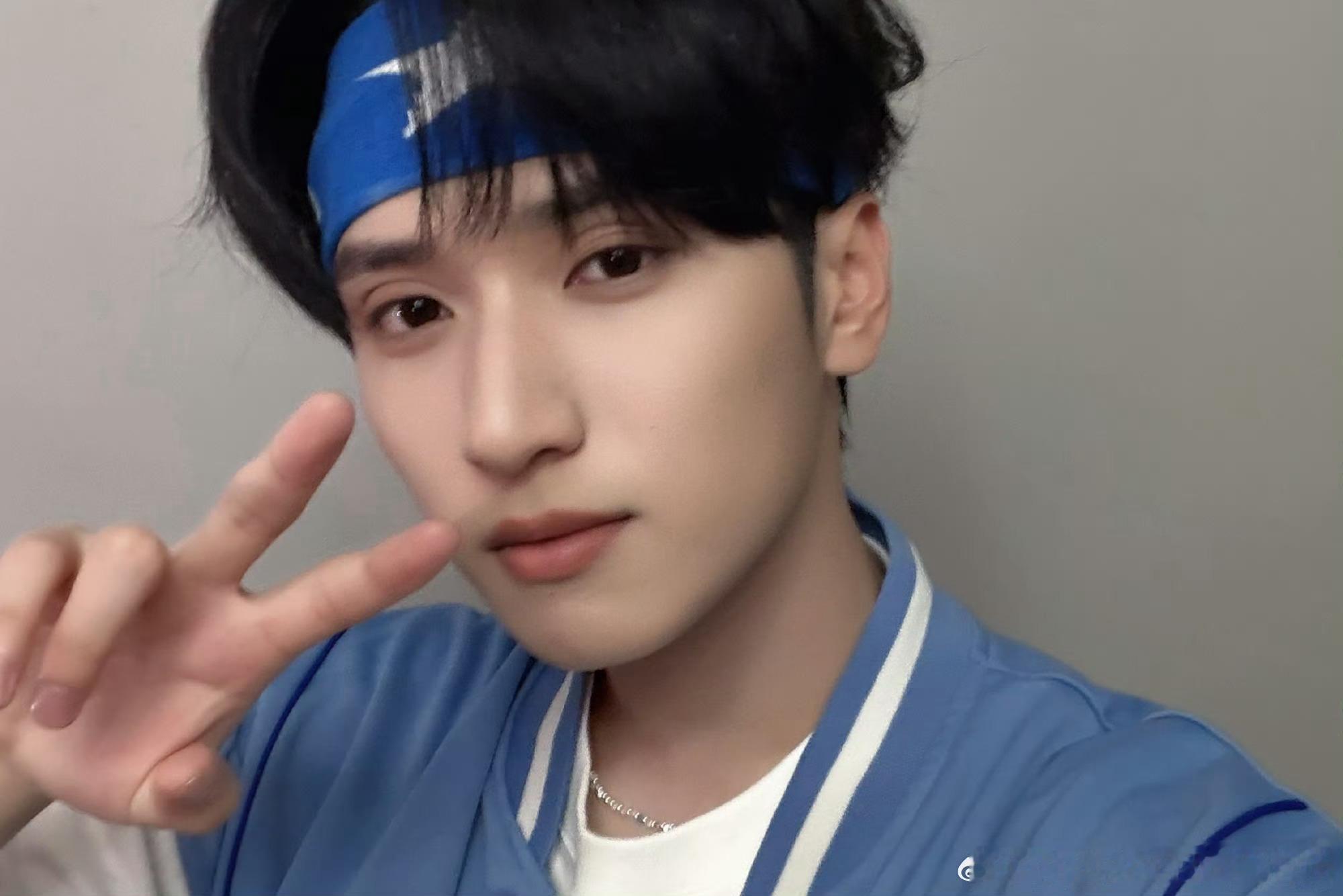 严浩翔蓝色look五连拍 严浩翔：今天的自拍🤳🏻蓝色发带+蓝色外套清爽帅气的