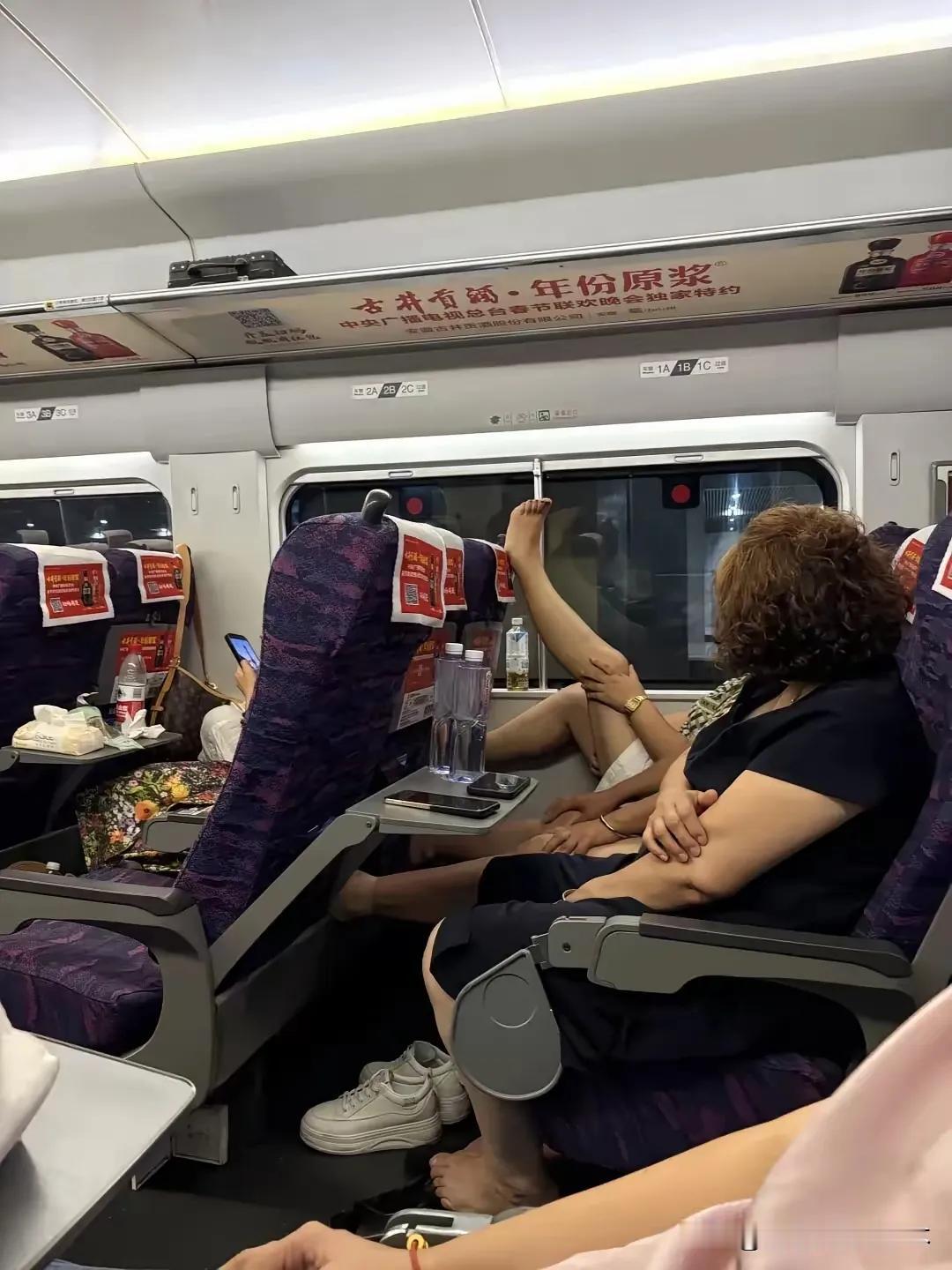 大妈！这不是你家客厅，请你放下你的脚！
其实，教养与年龄无关，与生长环境，与文化