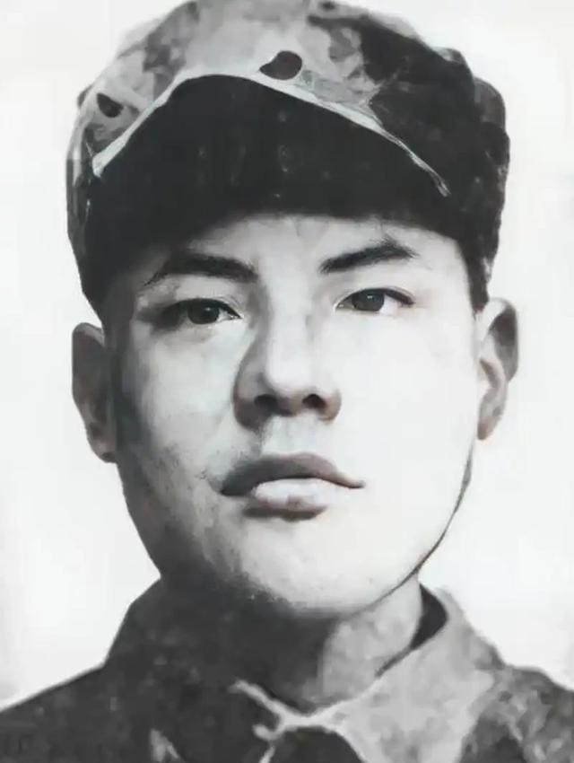 1943年，仅25岁的八路军科长被俘，日军把他带到华丽住所，还找来美娇娘与他同房