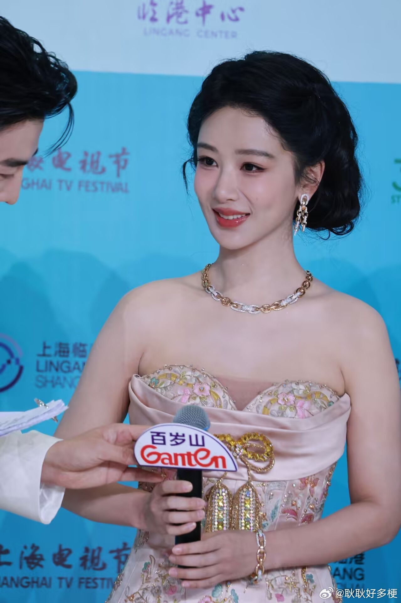 杨紫穿了祖海顶级高定祝福杨紫拿下白玉兰最佳女主角