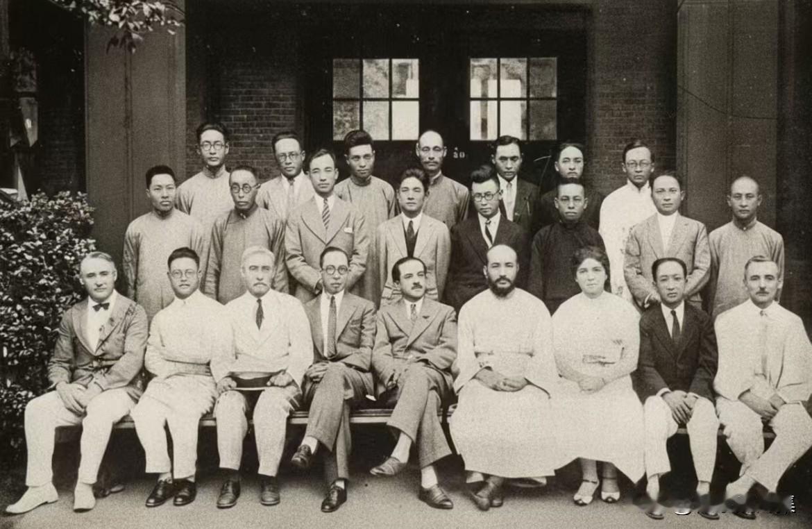 1932年，26岁的江之永（三排左二）在中法国立工学院担任教职期间，与同事们合影