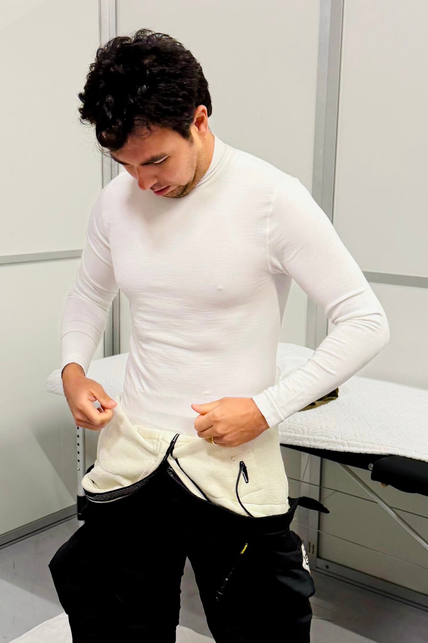 本周佩雷兹在伊莫拉赛道驾驶了法拉利SF-23，凯迪拉克车队以此磨合团队运营。明年