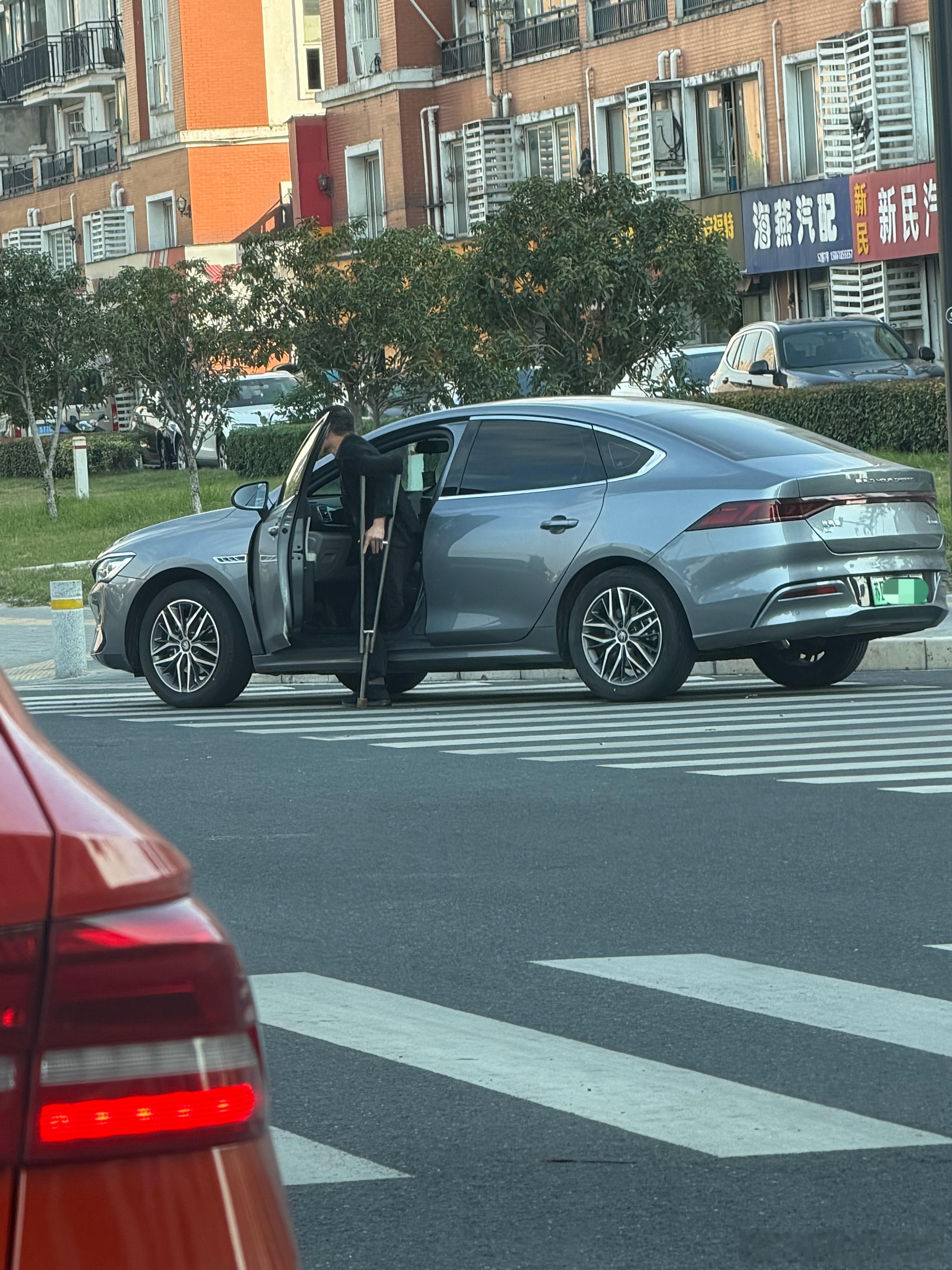 昨天我跟朋友说，励志，大哥少条腿都还在跑滴滴我们有什么理由不拼啊…大家都表示致敬