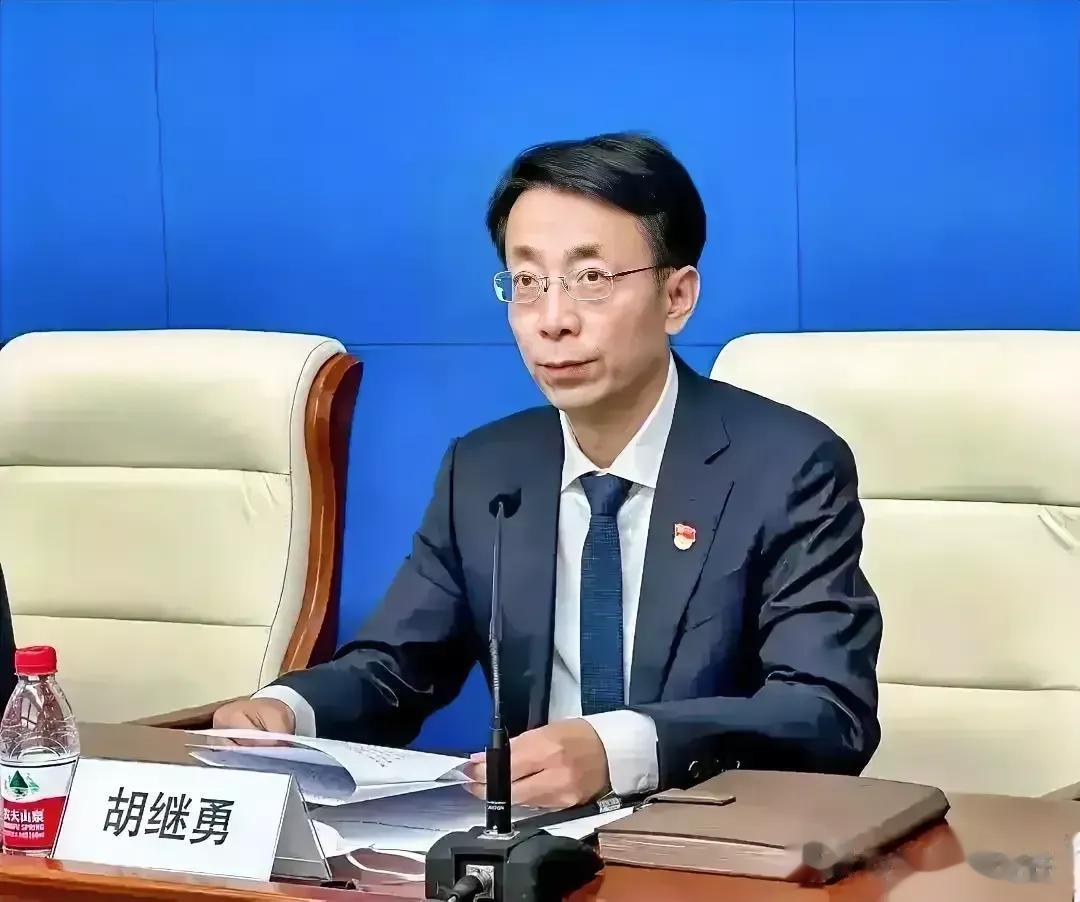 台上道貌岸然！台下奢侈丑陋！人前一丝不苟，人后是另一套。台上一分钟，台下十年功。