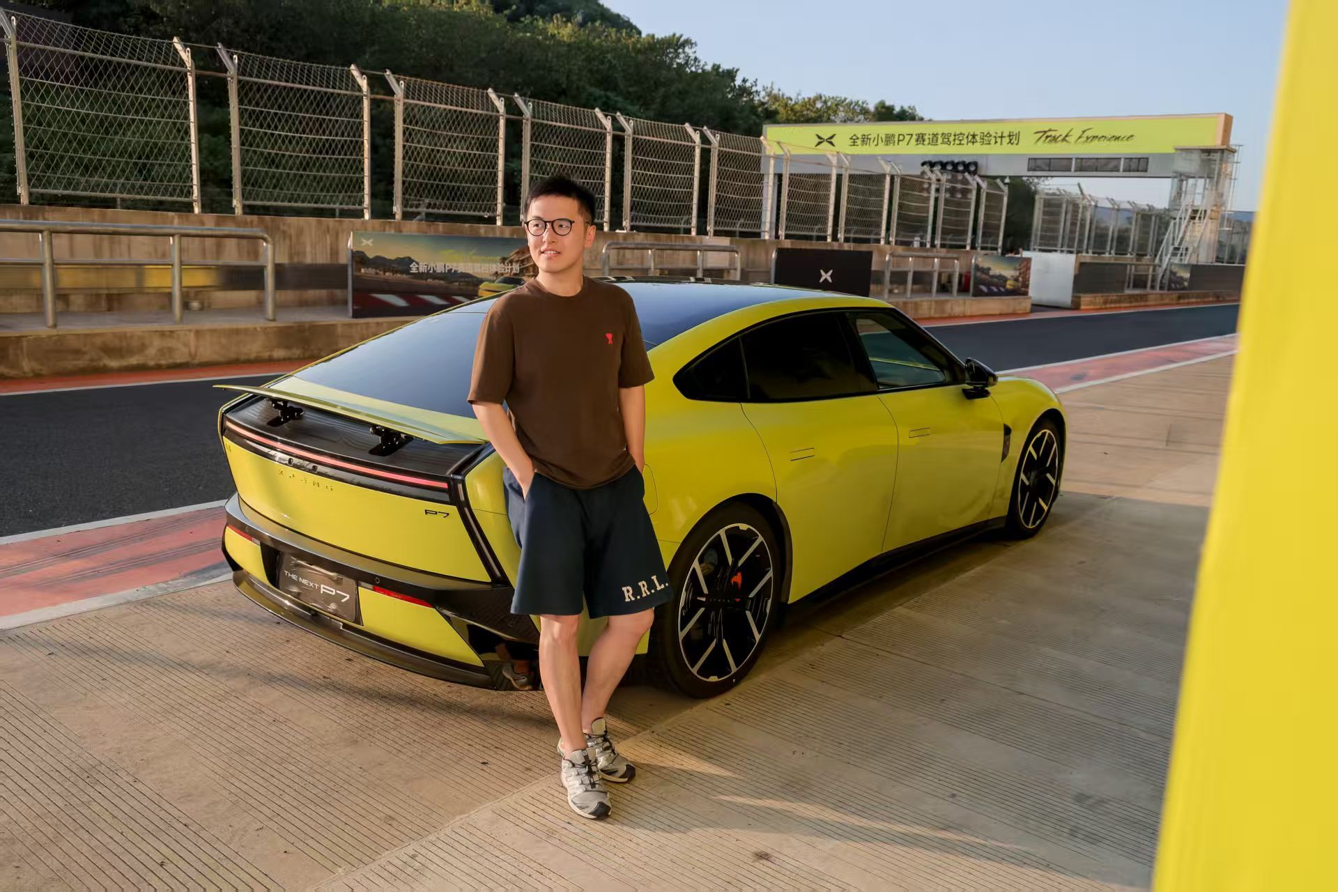 小伙子还挺精神吧 [doge] 最后四张是朋友视角我的工作状态，以及我镜头里的画