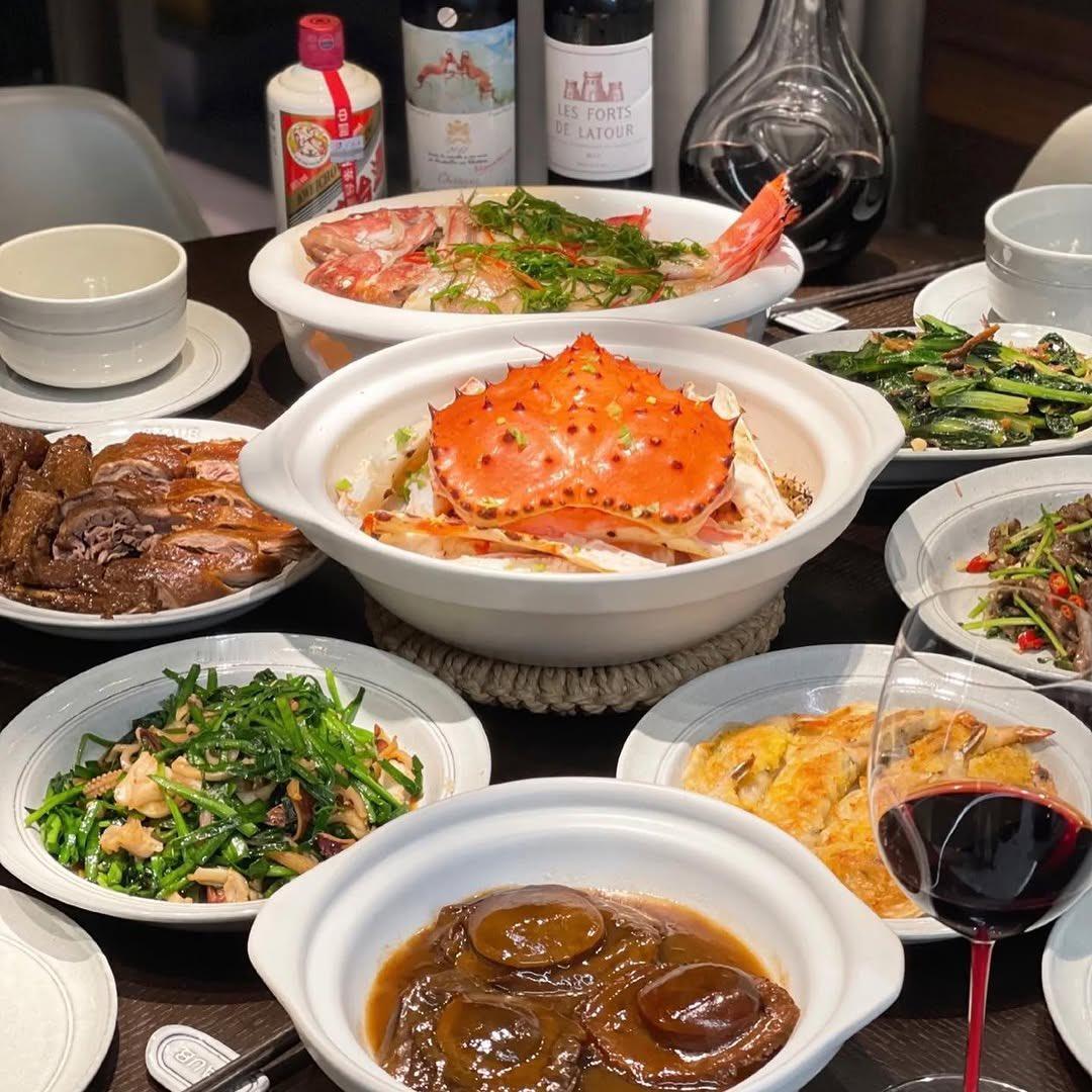 这餐是什么水平啊？
那个是面包蟹吗？还有鲍鱼，红鲟，菜脯煎蛋，烤鸭，再加几个清炒