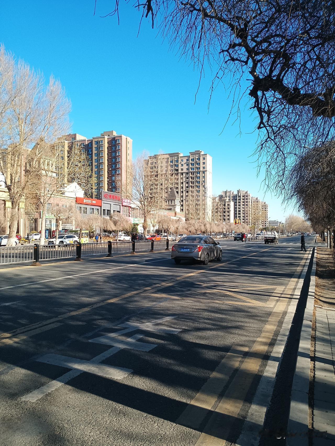 早市买菜
自从吃上安眠药，夜里睡眠时间还是延长的，早上五点多起来就再也没有睡意。