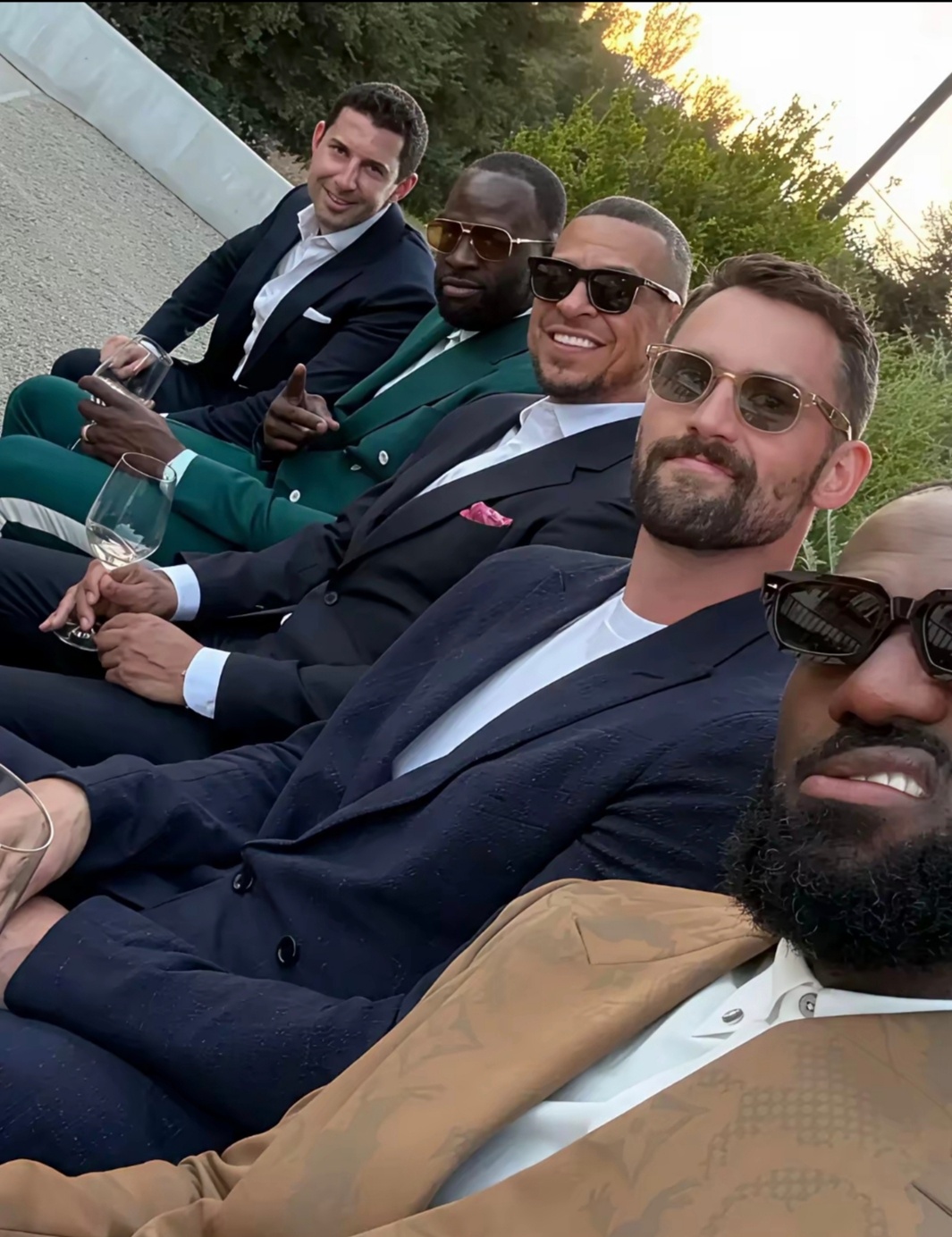美媒NBA Memes晒追梦格林和乐福詹姆斯聚会新合照并配文：“我就知道追梦和詹