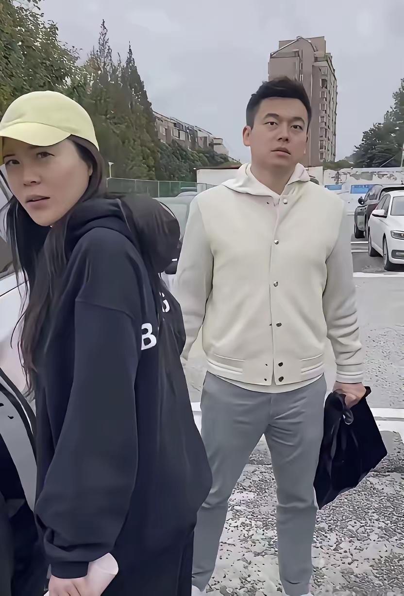 这位大姐糊涂呀，

身为上海航空公司的乘务长却甘愿当1+2，

现在好了，估计工