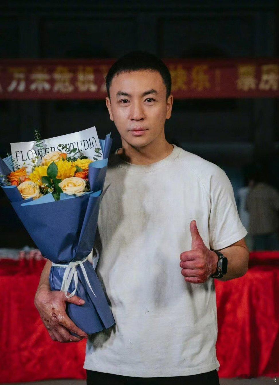 释小龙近照 人家是硬汉形象，这形象本来就很健康，当街喝中药这不很正常吗？怎么能说