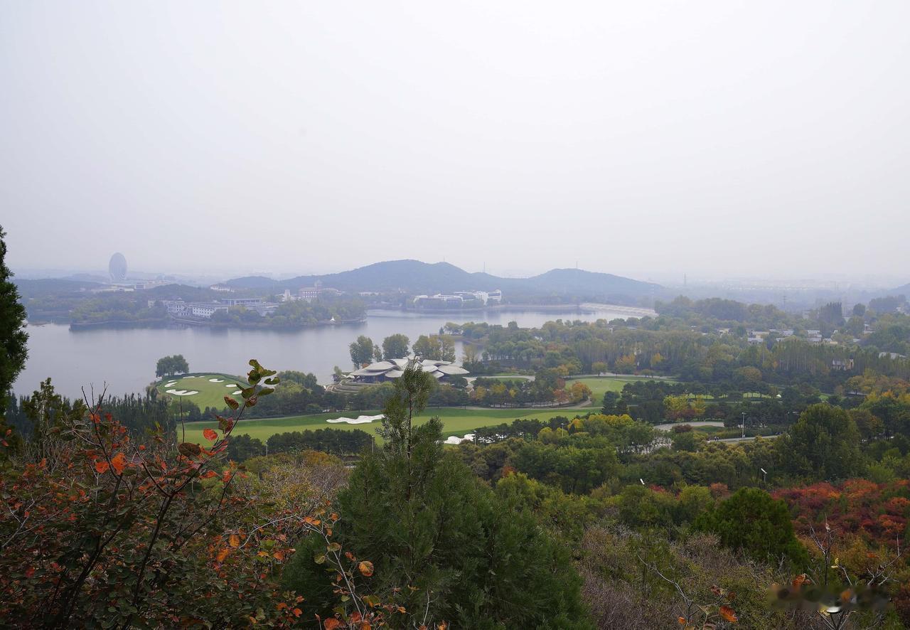 雁栖湖畔赏秋行
十年前我多次环雁栖湖游览，对湖景早已熟悉。深秋再访，登西山步道高