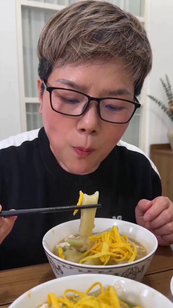 这年糕看着就q弹，四年石斛熬的汤底就是鲜，有机香米配仙草，这口感绝了。