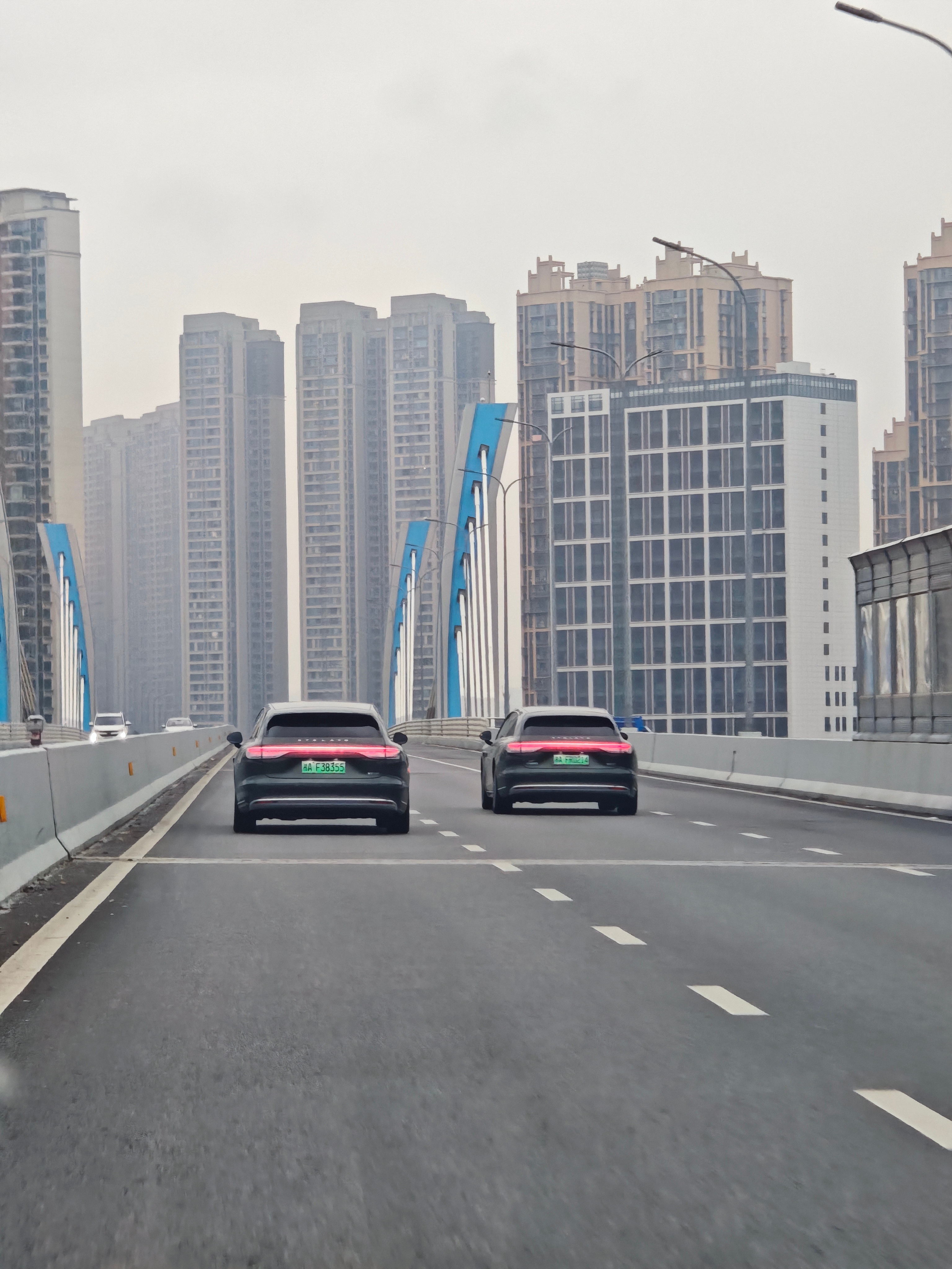 巧了不是，两台享界s9 路上同框