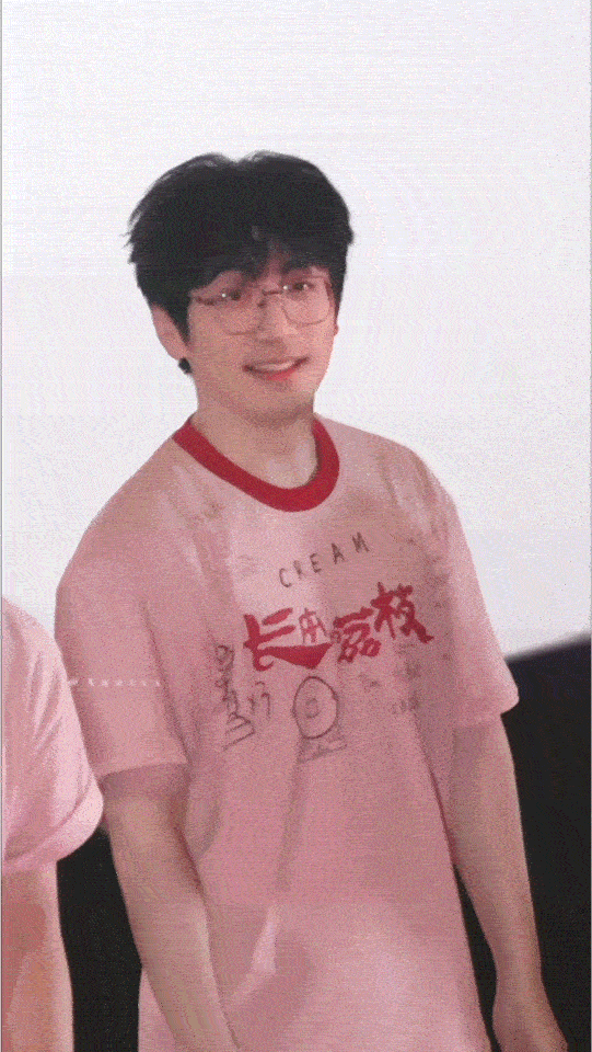 对这个熟男感白客真的没招了白客这熟男感真的杀我！细黑边眼镜一戴，温柔得像能接住所