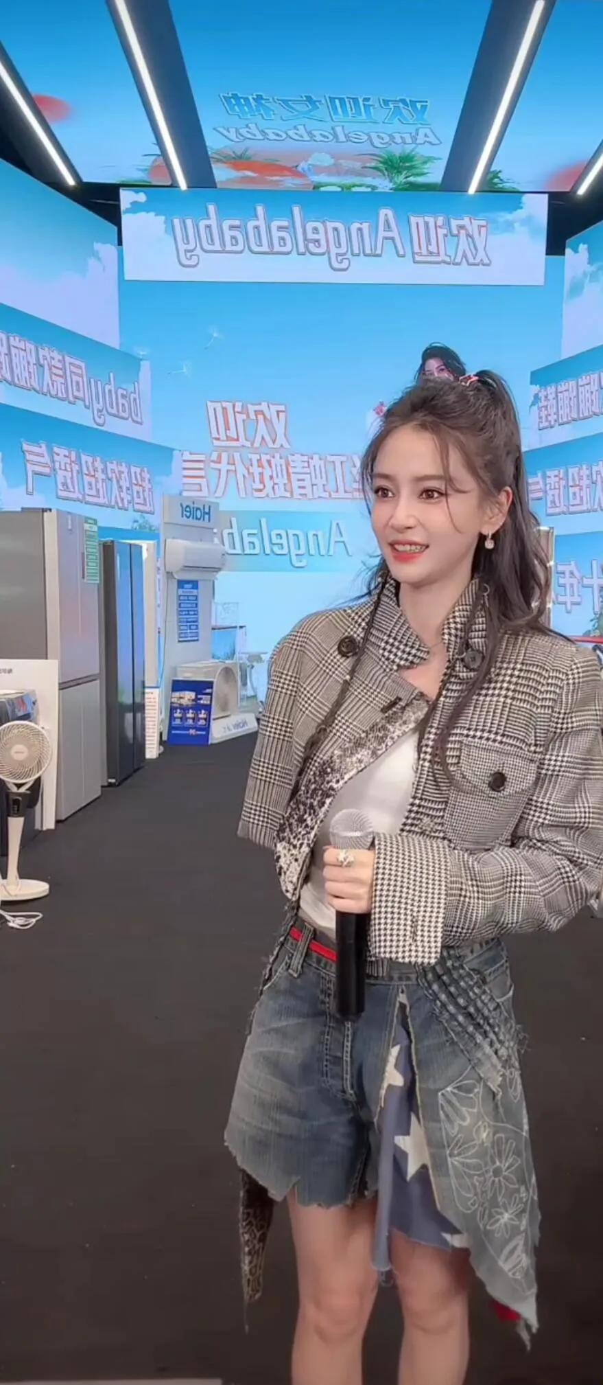 Angelababy 近来似乎真的陷入了困境。最新的跑男节目里，她竟然被打上了马