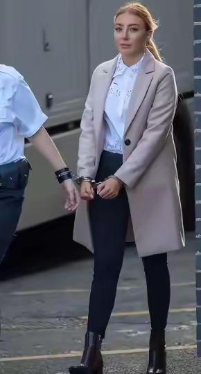英国伦敦，一个比较奔放的女狱警，在值班时钻进囚犯牢房，跟盗窃犯发生关系，还被另一