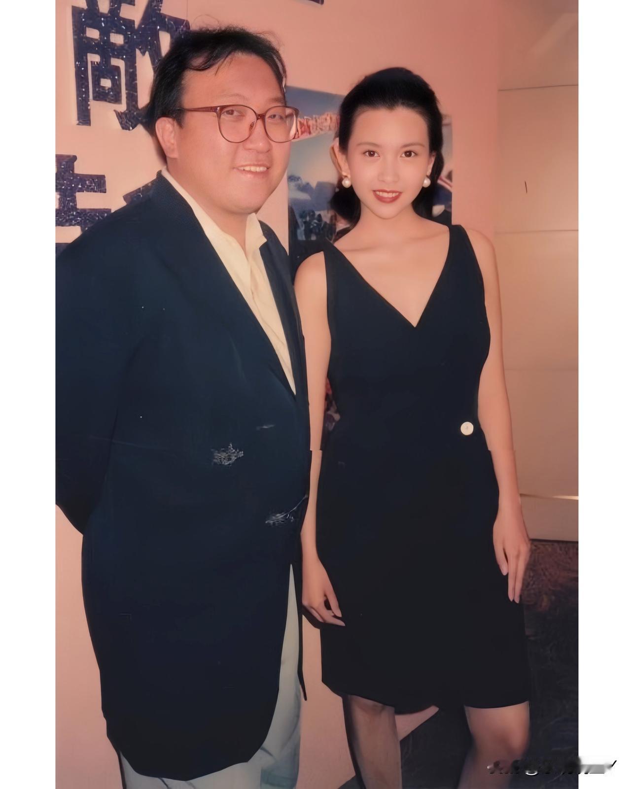 这是王晶与邱淑贞一起参加活动时的一张老照片，拍摄于一九九二年。那时候王晶三十七岁