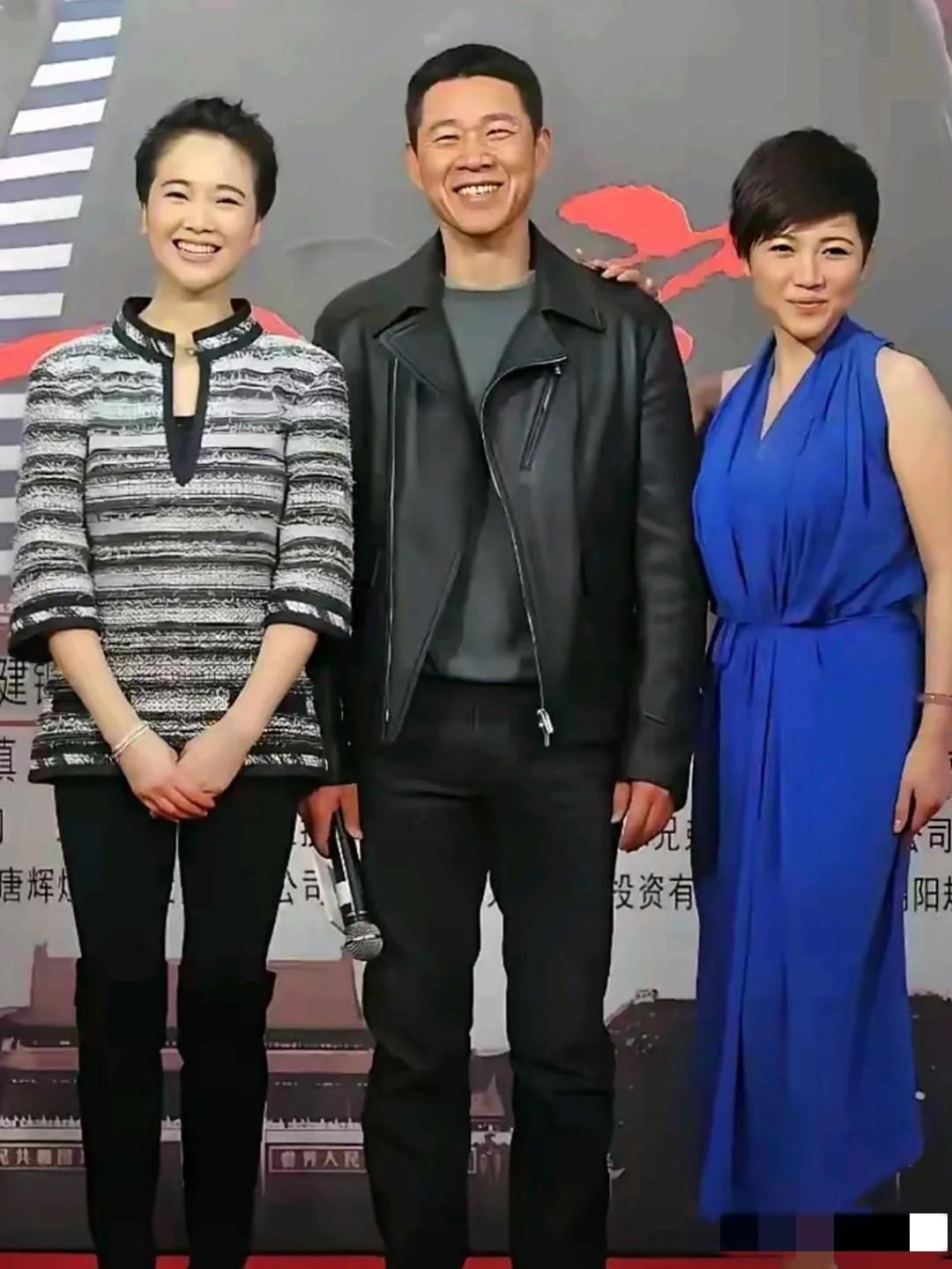 总说笑口常开好，但我发现多数人合影时笑开挺难看：瞧，本来就不美的左小青笑容是够灿