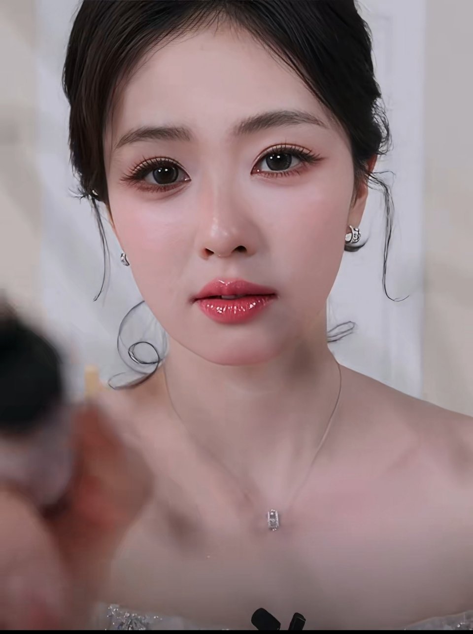 白鹿今晚直播造型🈶这颜值无敌，连镜头签这种死亡角度都抗住了