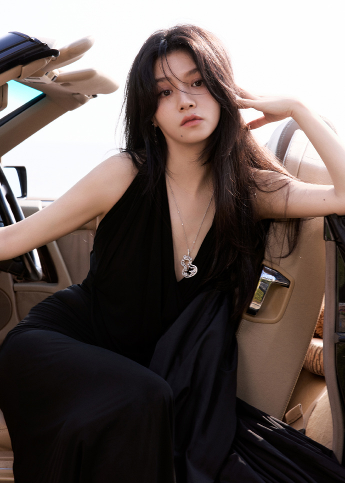 影后春夏变化好大 2025爱奇艺尖叫之夜红毯上，春夏和李现、魏大勋一起亮相。她变