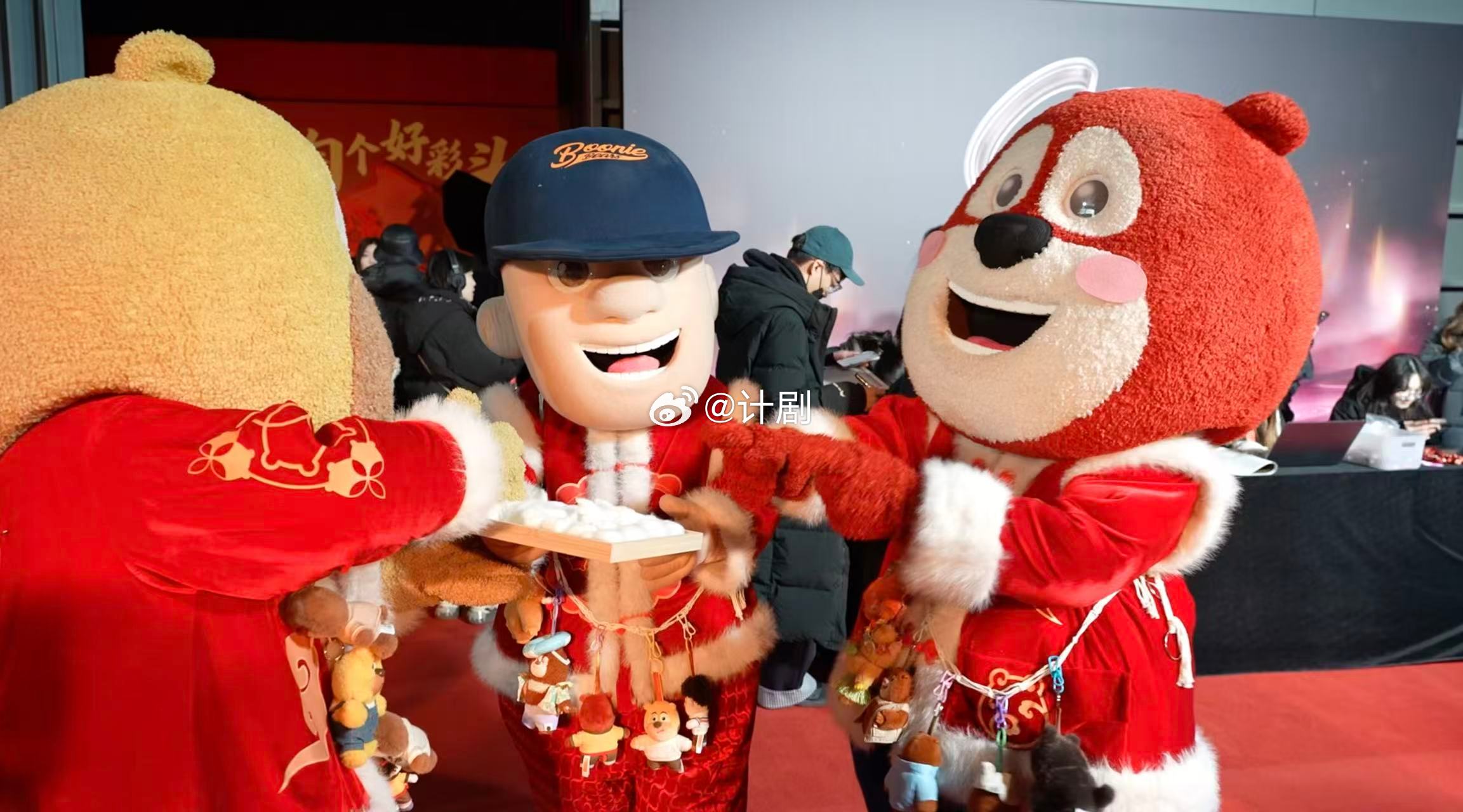 熊出没在微博之夜卖霉豆腐 抽象整活能力确实强，总能想到一些新奇的点子。卖霉豆腐这