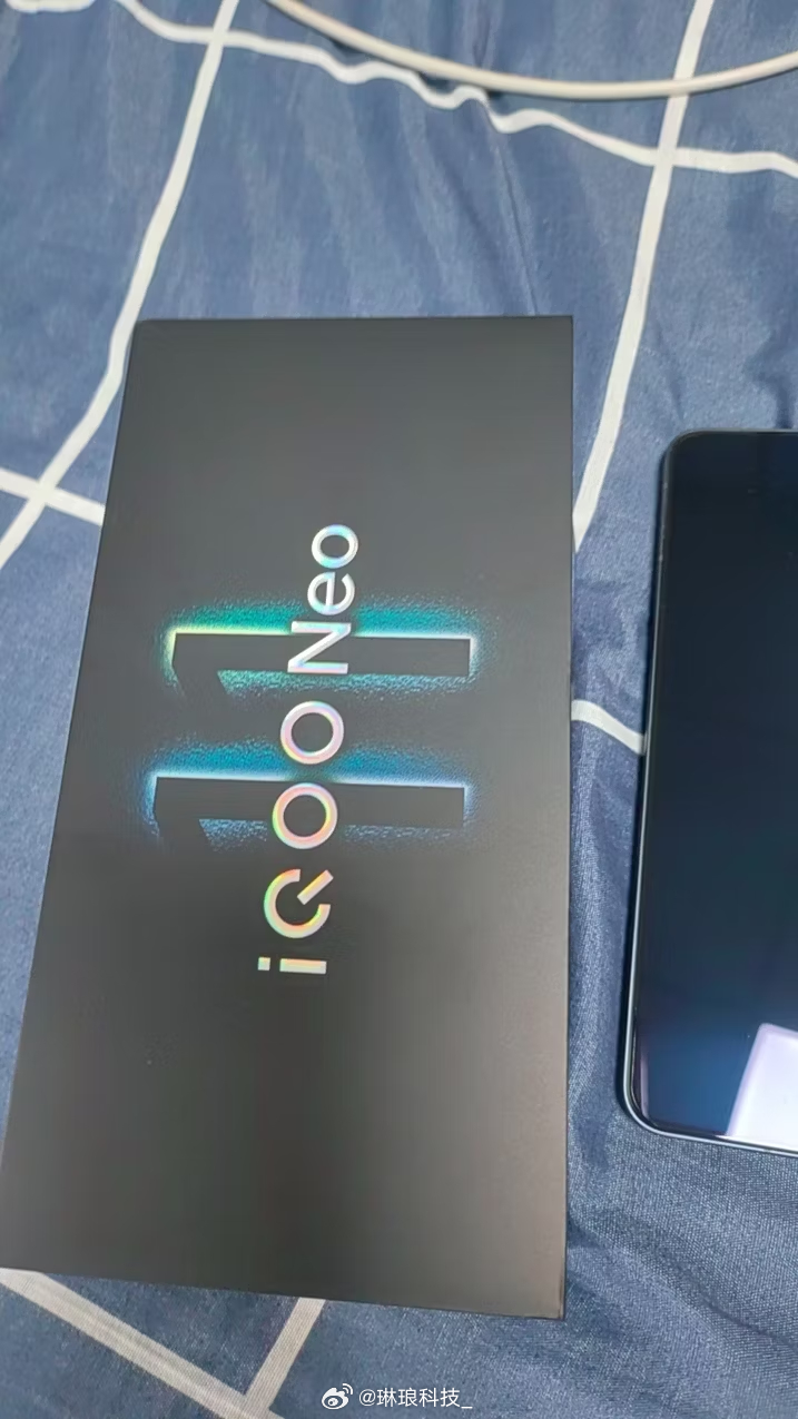 新机开箱｜iQOO Neo11到手啦纯黑磨砂后盖手感细腻不沾指纹，竖向双摄模组辨