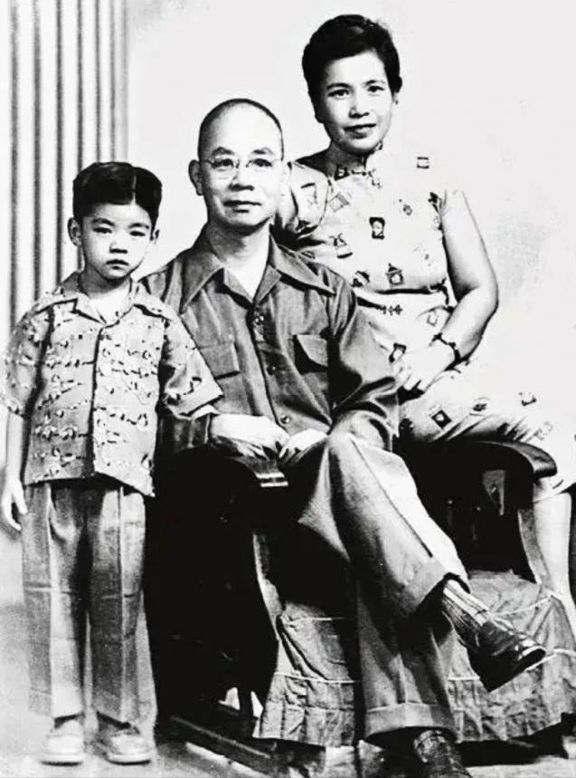 终于知道：这部剧为什么改名叫“沉默的荣耀”了……
 
原来，吴石将军牺牲后，整整