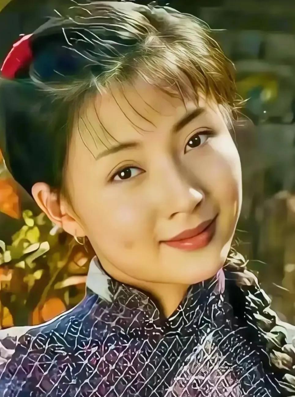 她，才艺出众，气质超凡！不仅长的好看，一笑俩酒窝儿，特别迷人，印象深刻啊！你们还