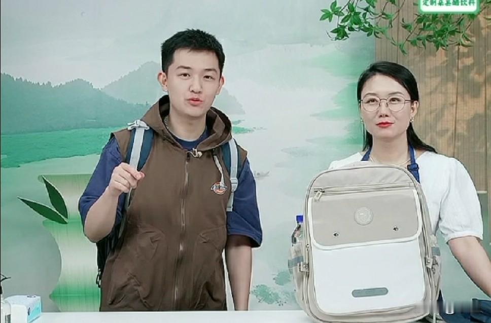 董董和潇潇交接班
董董背着小书包就来了
潇潇笑着说欢迎董礼貌。。她爸[大笑]
董
