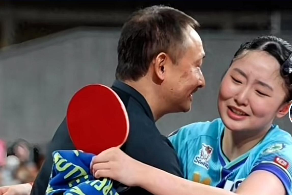 美和：爸爸（说着就扑进父亲张本宇的怀中）
张本宇：孩子，别哭，你输球后，我心里也
