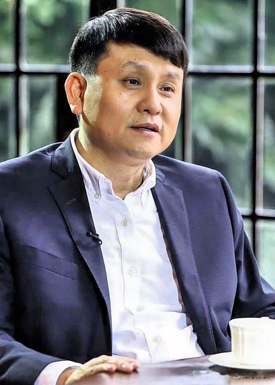 张文宏医生说过一段话，
值得每个中年人抄下来：

"高质量的老年生活，
要从四五