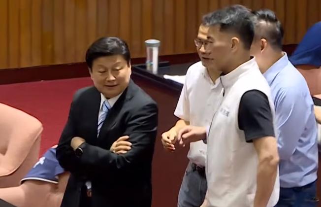 傅崐萁喊 “韩总X”　韩国瑜：你才联合国秘书长

今日台“立法院”私下蓝绿白党团