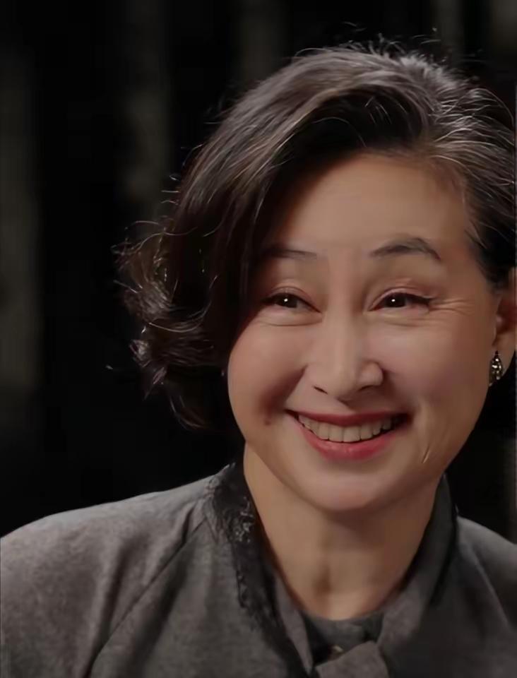 何超琼一年拒绝几百个采访，
为什么偏偏答应章泽天？
不是生意，也不是利益，是因为