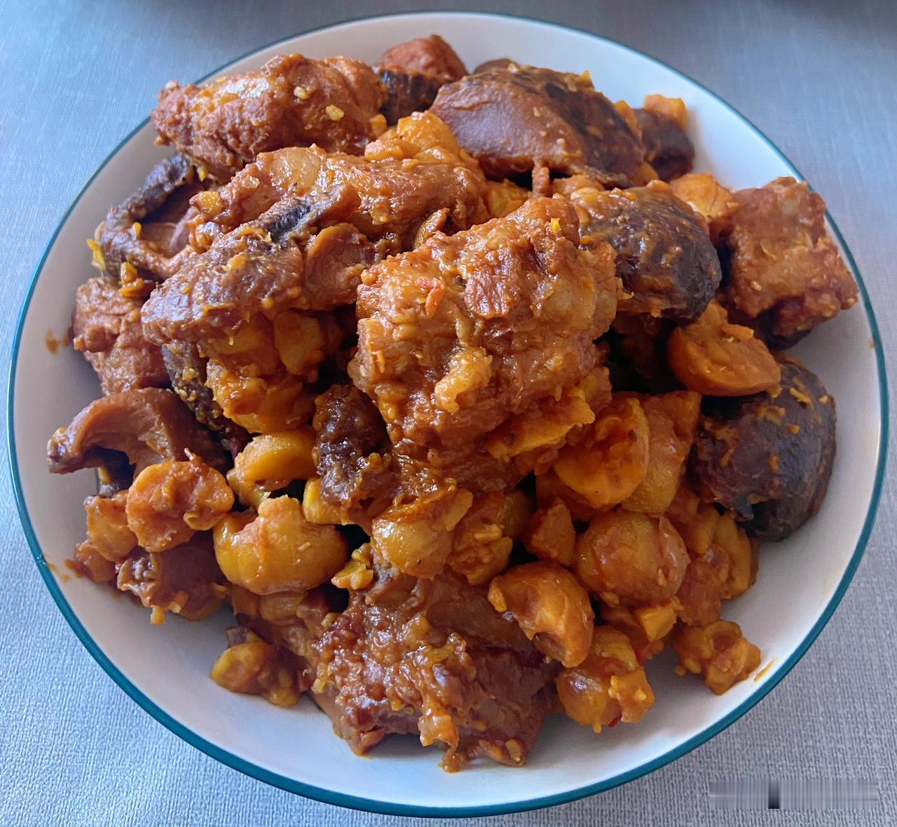 有剩余的饭菜，解决午餐就是这么的简单:剩菜热一热，剩饭炒一炒，再烧个汤，完事。