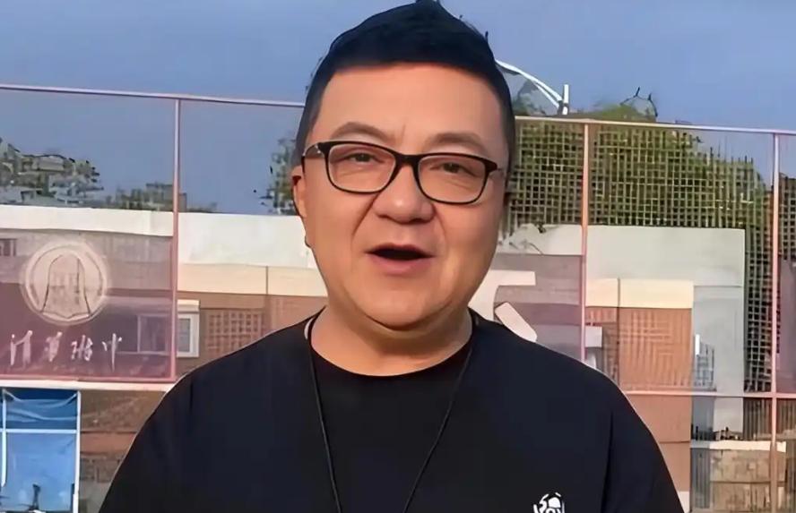 董路又开炮了，这次对准的是自己足球小将的家长！当小球员李昊炎妈妈接受采访时，全程