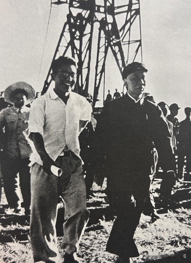 1961年8月7日，刘少奇同志在大庆油田视察，时任石油工业部副部长康世恩全程陪同