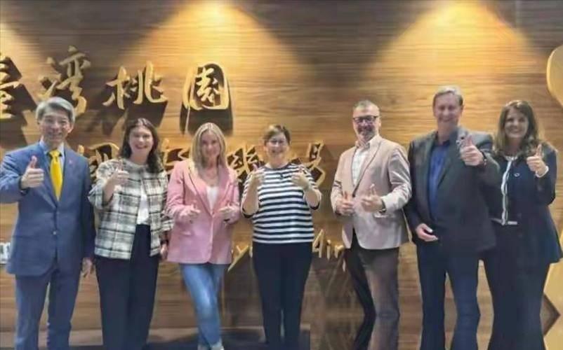 岛内政客们捂了这么多年的盖子，竟然被自己人一脚给踹翻了。
台湾舆论场被一颗“深水