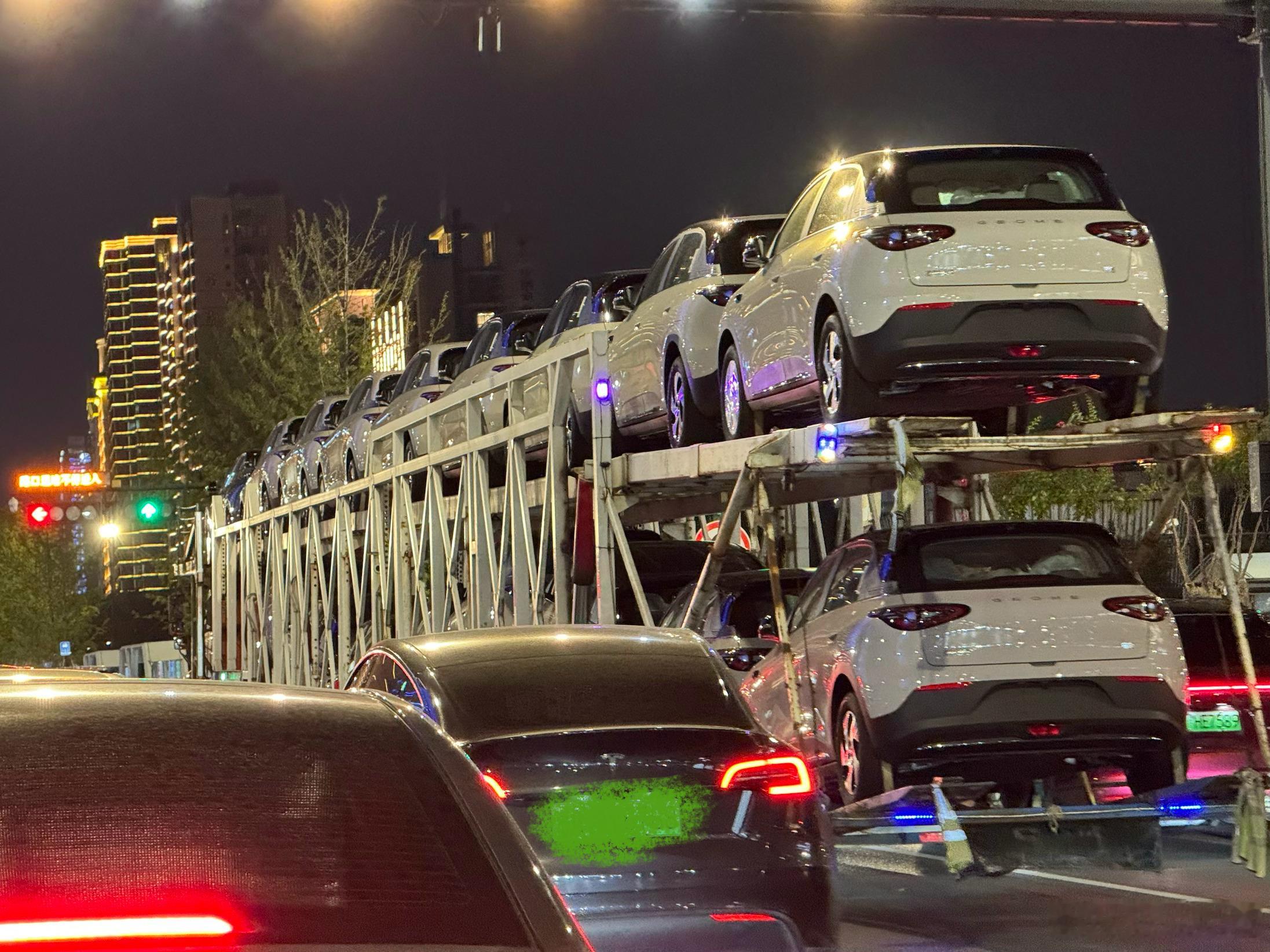 三四十米的超长“车辆运输车”，我记得法规层面已经不能上路了。但现在我们在高速上还