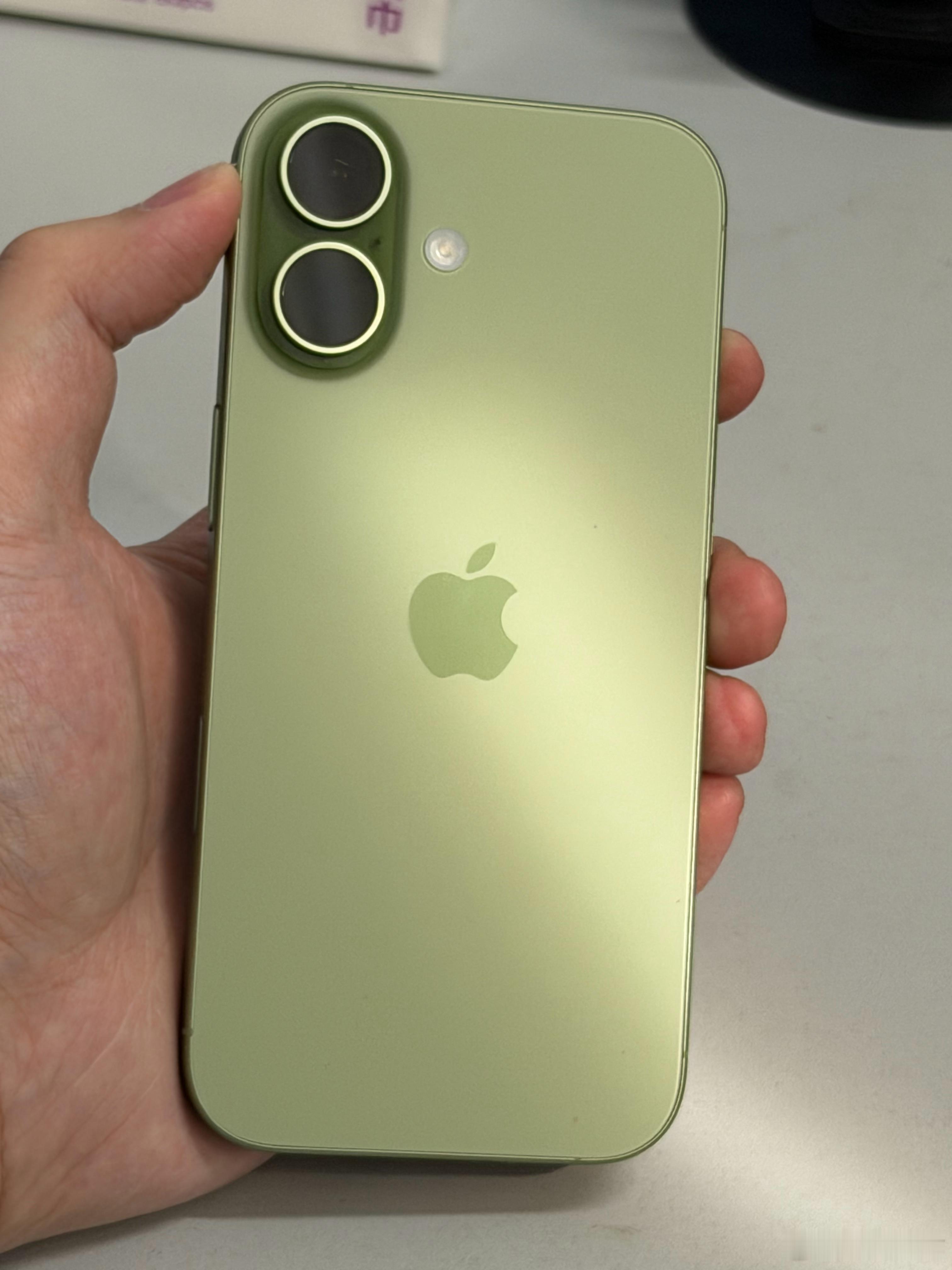 iPhone17或成史上最长寿苹果手机苹果今年的新机发布策略和往年不同，9月份发