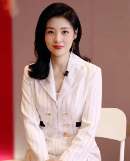 当年，周涛面试完回到家，兴冲冲地趴在姚科肩膀上说：“亲爱的，我被北京电视台录取了