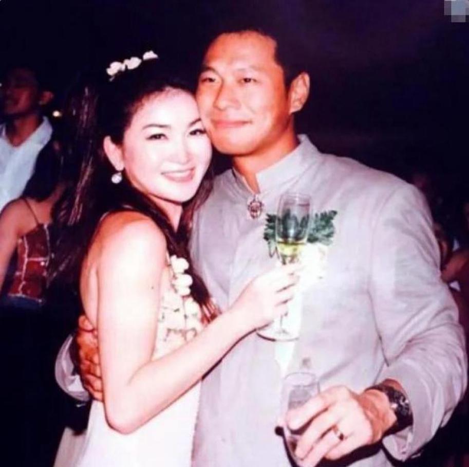 2006年，温碧霞因为查出来不能生孩子，哭着跟丈夫何祖光提离婚。谁能想到，何祖光